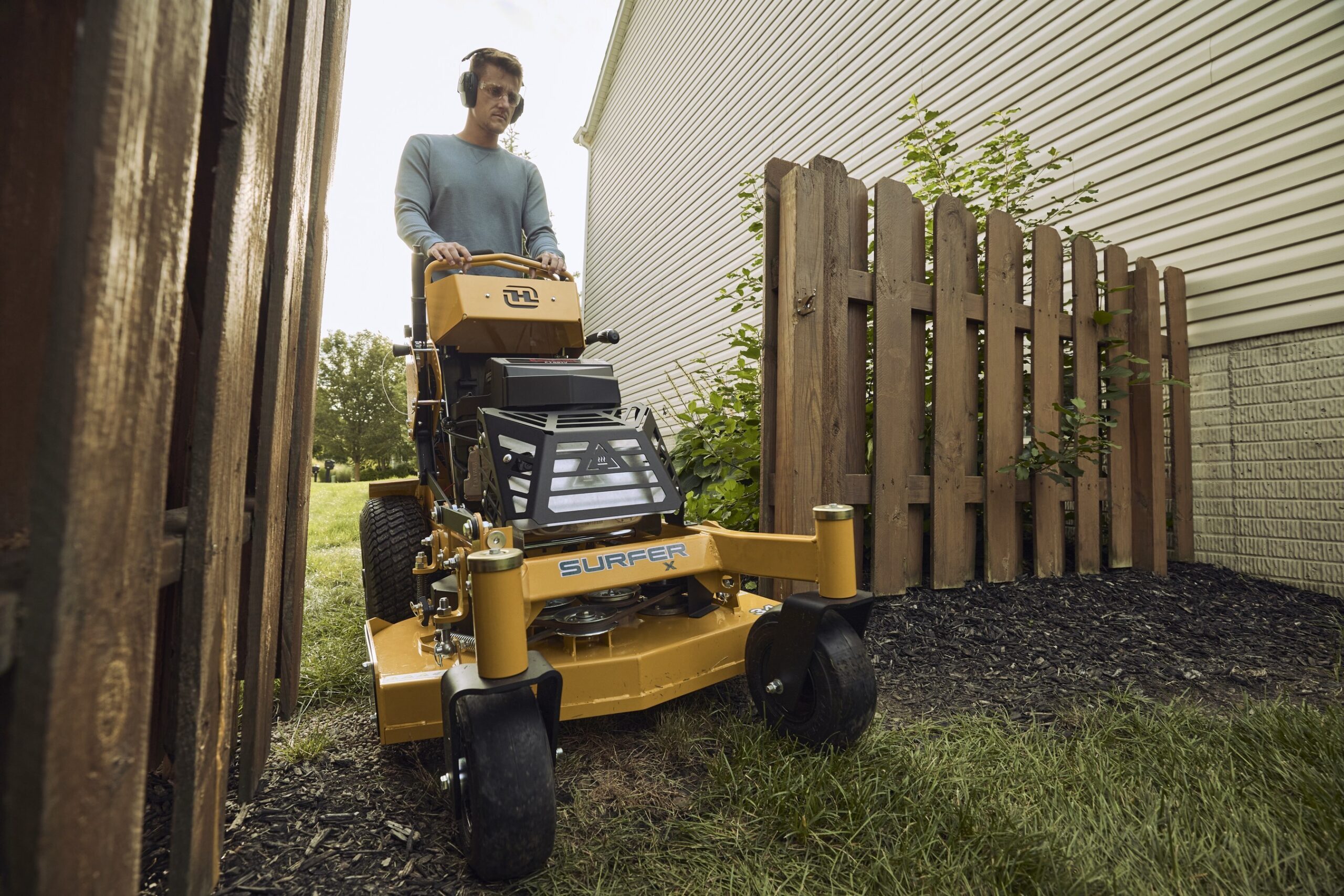 proven-productivity-and-bold-innovation:-hustler,-dewalt-and-cub-cadet-return-to-equip-expo-to-debut-outdoor-solutions-for-the-pros