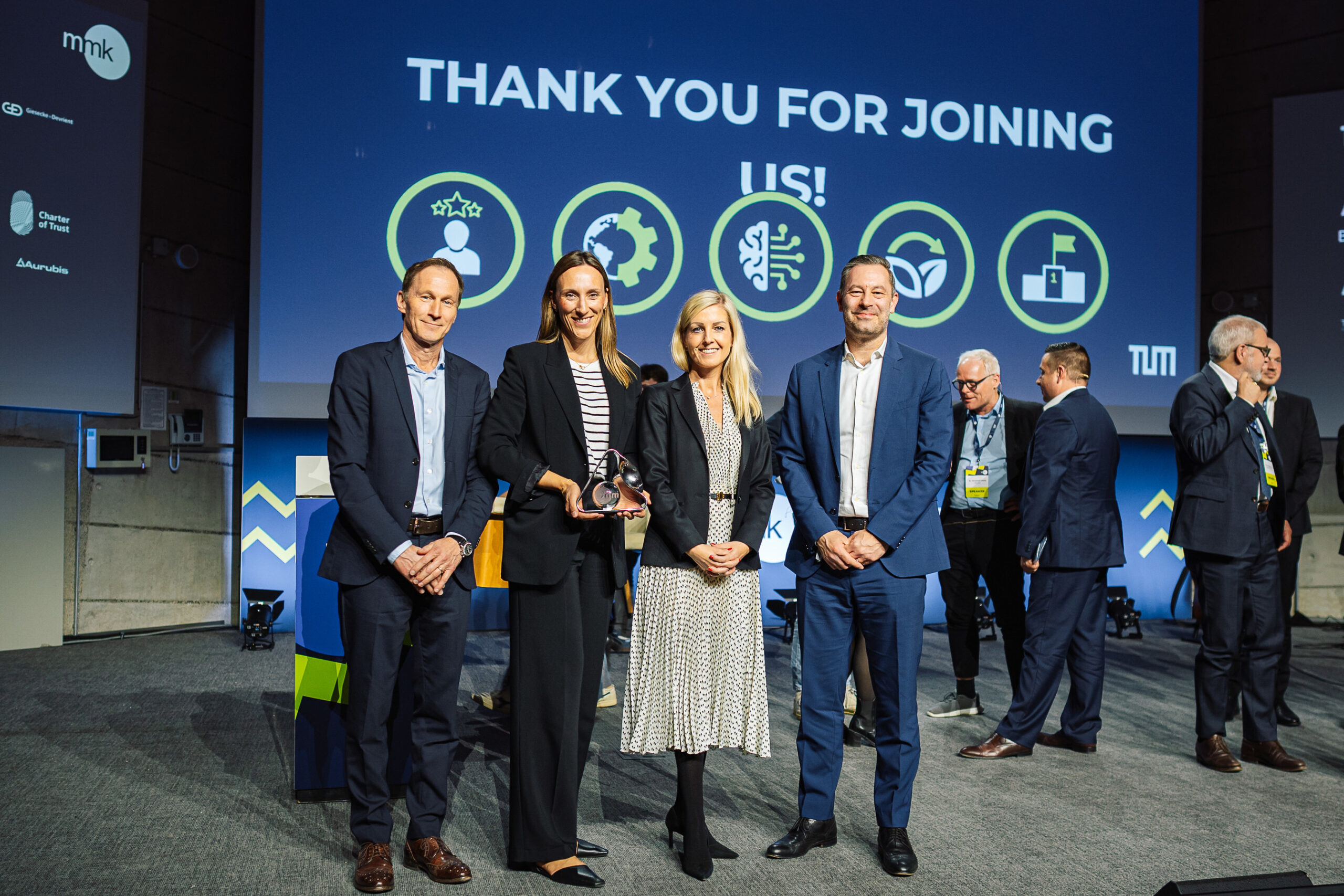 novelis-wins-award-for-100%-recycled-end-of-life-vehicle-scrap-product